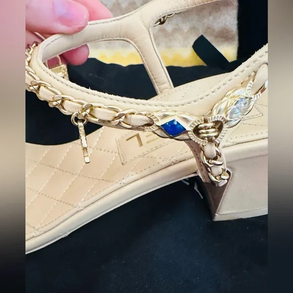 SOLD! CHANEL 22P BEIGE LAMBSKIN JEWELRY CHARMS SANDALS - Picture 5 of 8